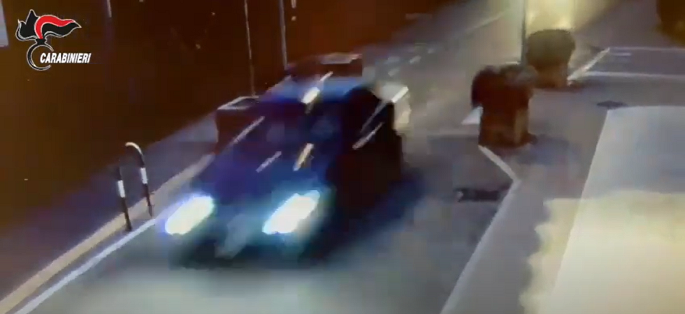 Fuga in contromano a bordo della Mercedes, poi l’incidente con i carabinieri: arrestato un 22enne